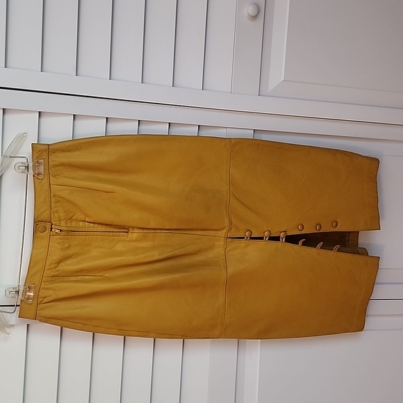 GIII Leather Design Skirt - Picture 2 of 4